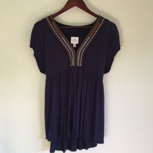 Women’s tie top with cute detail